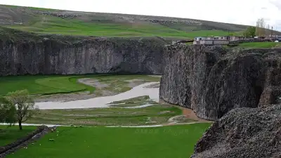 Diyadin Kanyonu'nda bazalt kayalıklar arasında akan nehir
