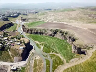 Diyadin Kanyonu havadan çekilmiş şehir ve kanyon görünümü