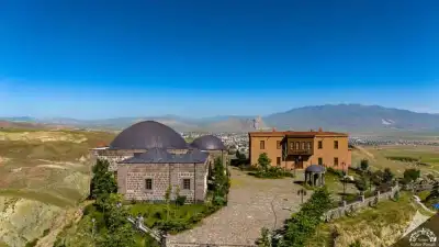 Doğubayazıt Kent Müzesi (Ahmed-i Hani Kent Müzesi) taş yapı ve bitki örtüsü