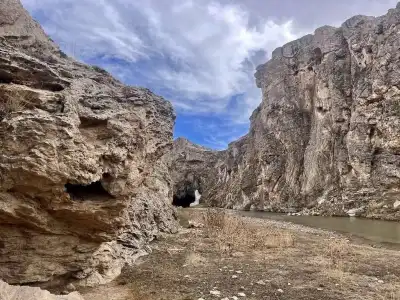 Kudret Köprüsü kaya formasyonları ve mağara