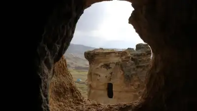 Meya Mağaraları çok katlı kaya mağaralarının yan görünümü
