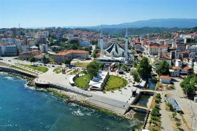 Akçakoca Merkez Camii deniz kenarında yerleşim ve şehir manzarası