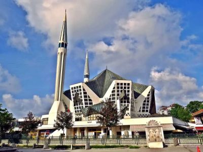 Akçakoca Merkez Camii yeşil bahçe ve palmiye ağaçları arasında