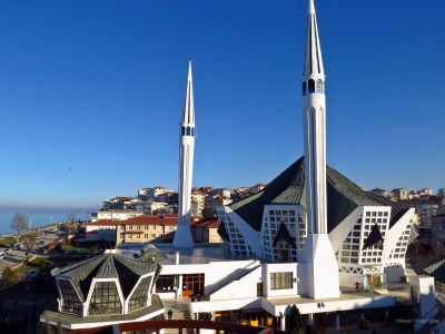 Akçakoca Merkez Camii tepeden bakış ve kıyı şeridi görünümü