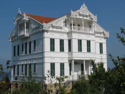 Akçakoca Tarihi Evleri beyaz Osmanlı mimarisi ahşap veranda