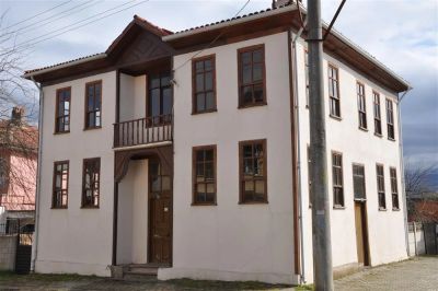 Akçakoca Tarihi Evleri taş cephe kahverengi çatı cumba pencereler