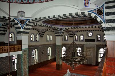 Büyük (Yeni) Camii mihrap bölgesi, çiçek motifli tilkili duvarlar