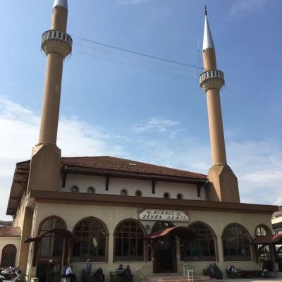 Büyük (Yeni) Camii galeri seviyesi, siyah-beyaz çizgili kemeri ve pencereler