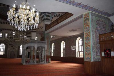 Büyük (Yeni) Camii iki minareli dış cephe, açık hava avlusu