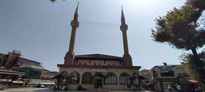 Büyük (Yeni) Camii iç mekân, şeffaf kristal avize ve dekoratif kubbe