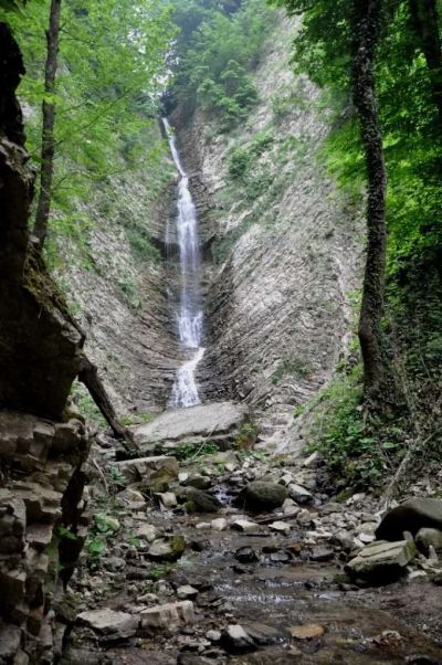 Harmankaya Şelalesi yüksek kayalık kanyon