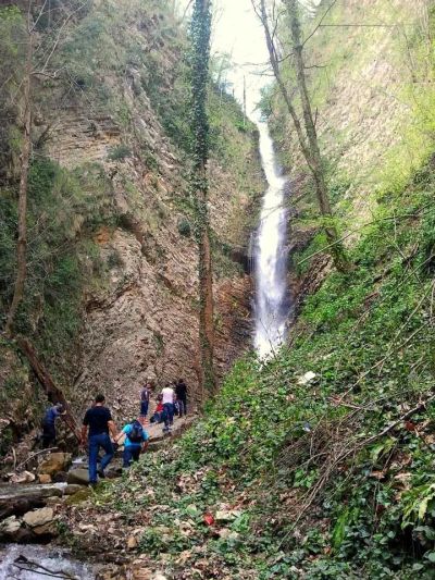 Harmankaya Şelalesi ziyaretçilerle kanyon yolu