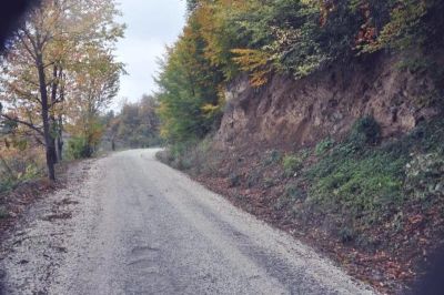 Yığılca'dan Yedigöller'e Yol taş yol ve kayalık yamaç