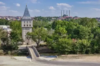 Adalet Kasrı nehir köprüsü ve orman manzarası