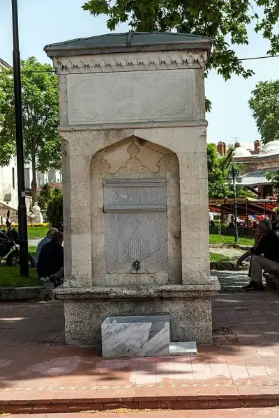 Askeri Hastane Çeşmesi yazılı panel detayı görülüyor