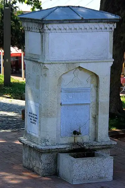 Askeri Hastane Çeşmesi mavi çatısı ile park ortasında