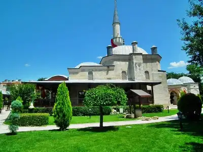 Darül Hadis Camii yeşil bahçesi ve açık mavi gökyüzü altında