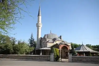 Darül Hadis Camii minare ve kubbeleri ağaçlarla çevrili