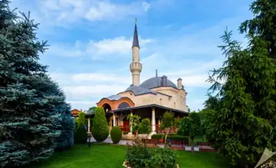 Darül Hadis Camii bahçe peyzajı ve yapı mimarisi gündüz