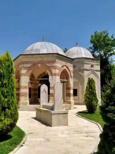Darül Hadis Camii avlu tasarımı döner kubbe ve taş detayları