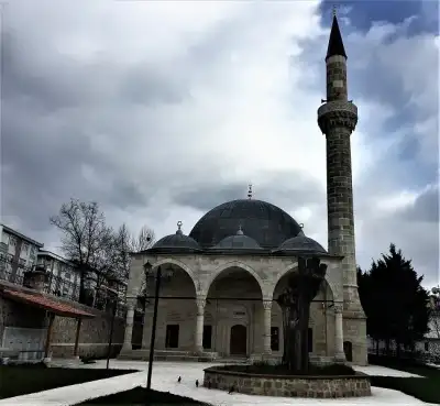 Defterdar Camii çevresinde yeşil ağaçlarla çevrili mimarisi