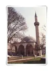 Defterdar Camii'nin beyaz taş yapısı ve siyah minaresi