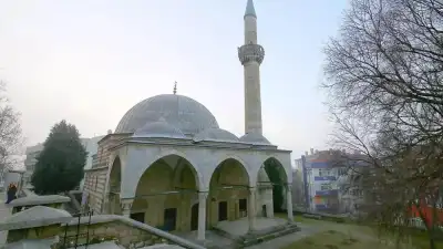 Defterdar Camii avlusunda açıkça görünen beyaz sütunları