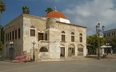İstanbul boğazı manzaralı Defterdar Camii kırmızı minareesi