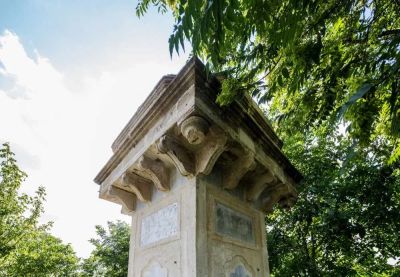Dertli Mustafa Efendi Çeşmesi sütun detayı ağaçlar arasında