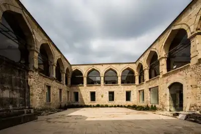Deveci Hanı / Eski Hapishane kemerli açıklıklar avlu perspektifi