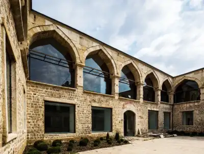 Deveci Hanı / Eski Hapishane modern pencereler taş murlı yapı