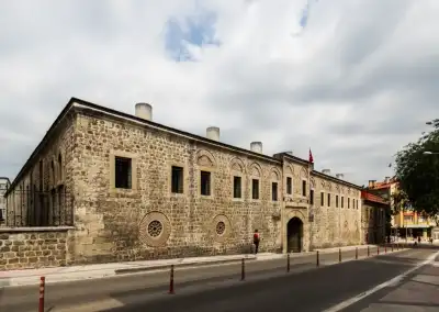 Deveci Hanı / Eski Hapishane ana giriş kapısı taş cephe