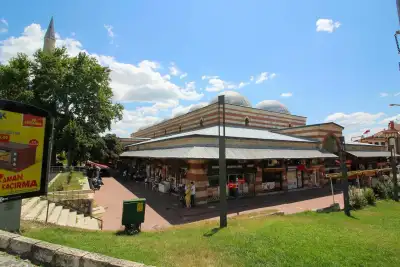 Edirne Bedesteni çift kubbeli mimarisinin şehir manzarası