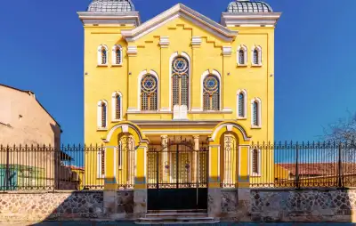 Edirne Büyük Sinagogu ön cephesi mavi gökyüzü
