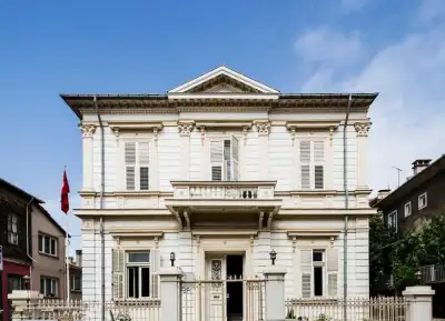 Edirne Evleri beyaz neoklasikal konakın ön cephesi