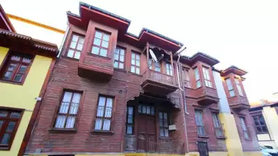 Edirne Evleri kırmızı çatılı geleneksel konak binası