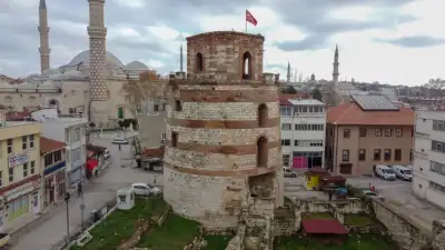 Edirne Kalesi Makedonya Saat Kulesi modern kent ortamında