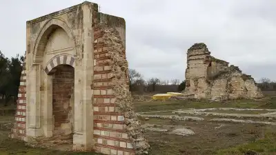 Edirne Sarayı harap kemer ve taş yapı kalıntıları
