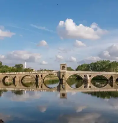 Ekmekçizade Ahmet Paşa Tunca Köprüsü minaresi ve göl manzarası