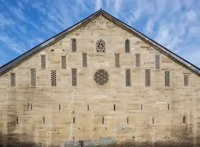 Ekmekçizade Kervansarayı çatı geometrik dekoratif açıklıkları