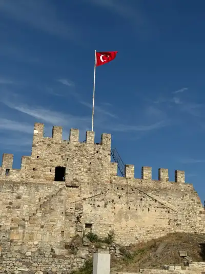 Enez Kalesi main tower türk bayrağı açık gökyüzü