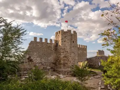 Enez Kalesi kale yapısı türk bayrağı ve duvarlar