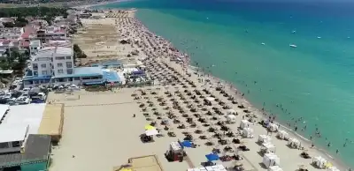 Erikli Plajı sahilinde dinlenme alanları ve tekneler
