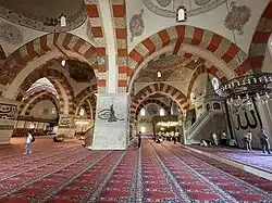 Eski Cami iç mekan çoklu kemerli mimari detay