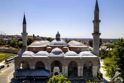 Eski Cami kubbe ve minareler şehir manzarası
