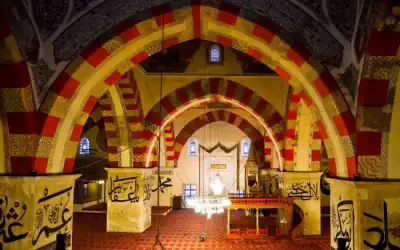 Eski Cami iç salon kırmızı altın renkli kemerler