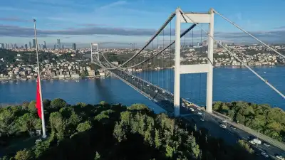 Fatih Köprüsü İstanbul şehir ufku arka planında
