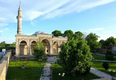 Gazi Mihal Camii yeşillik bahçe ile çevrili