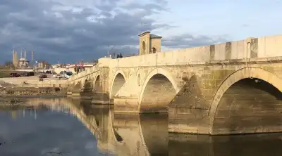 Gazi Mihal Köprüsü (Hamidiye Köprüsü) tarihi kemer köprü su yansıması
