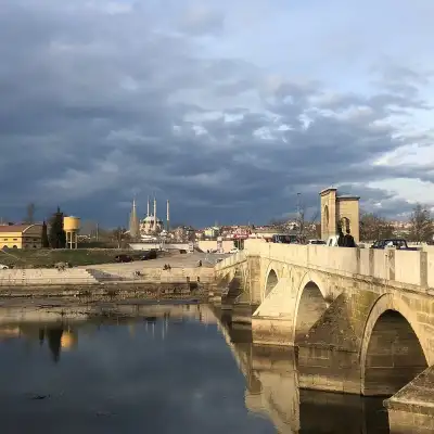 Gazi Mihal Köprüsü (Hamidiye Köprüsü) bulutlu gökyüzü altında şehir manzarası